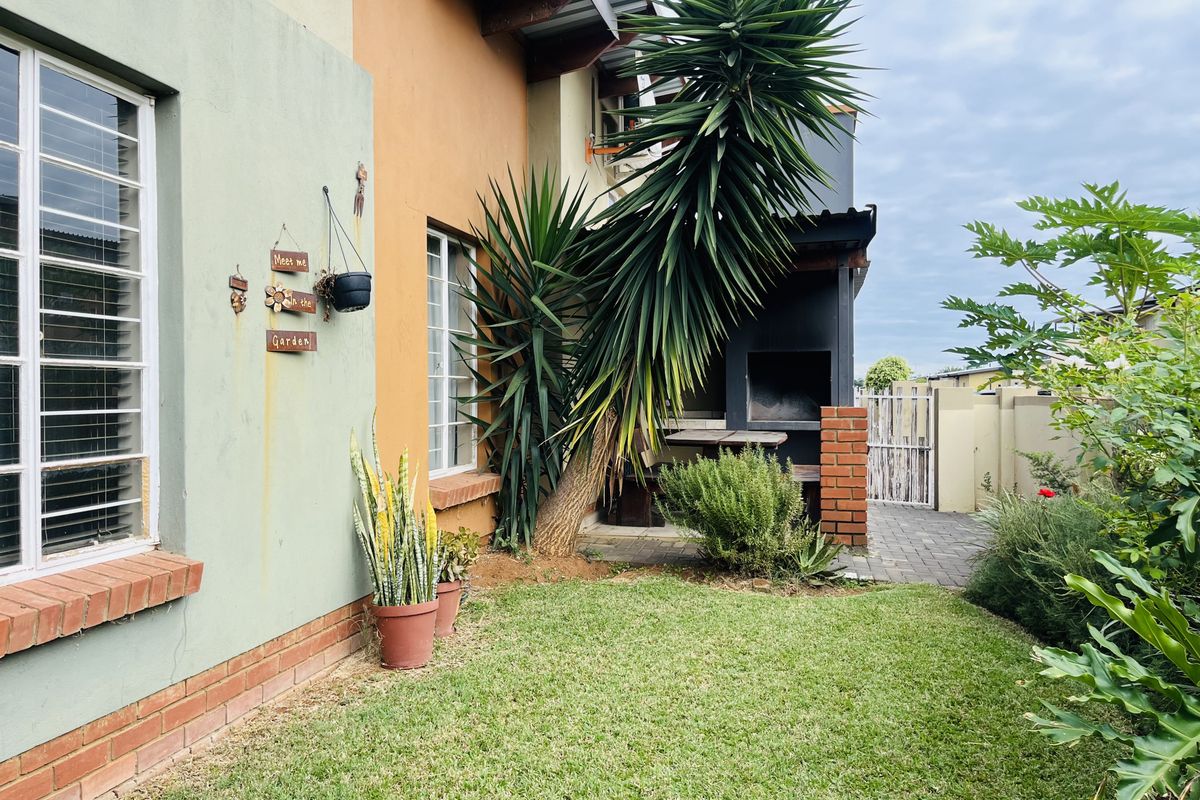 Secure, modern spacious townhouse Living - Photo 3