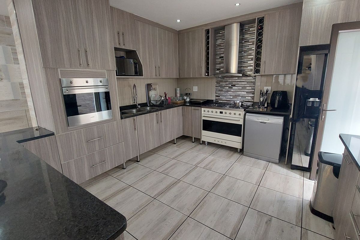 Home with a view - Photo 5