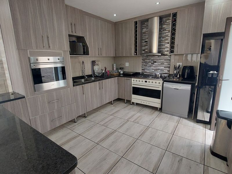 Home with a view - Photo 5