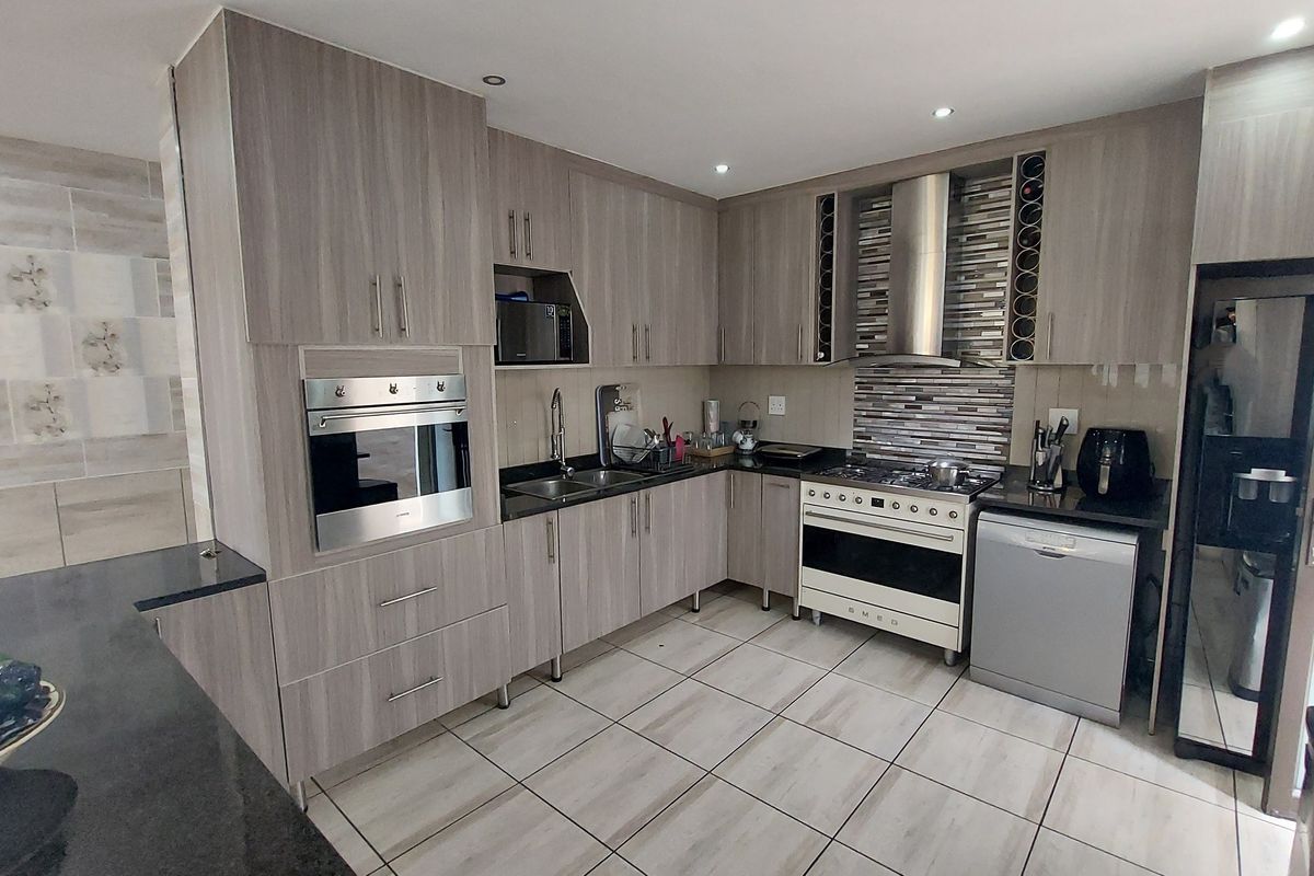 Home with a view - Photo 4