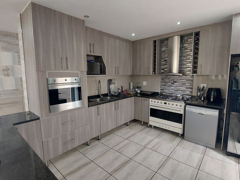 Home with a view - Photo 4