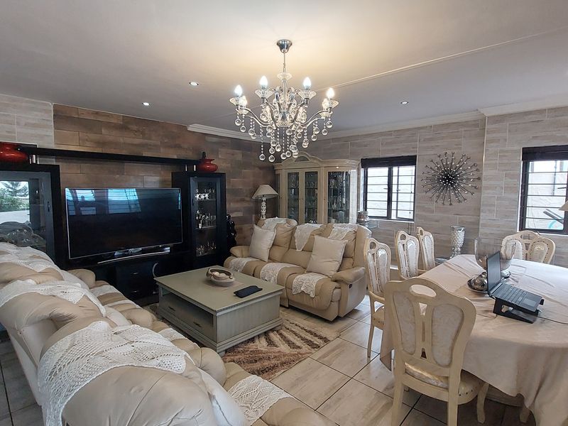 Home with a view - Photo 3