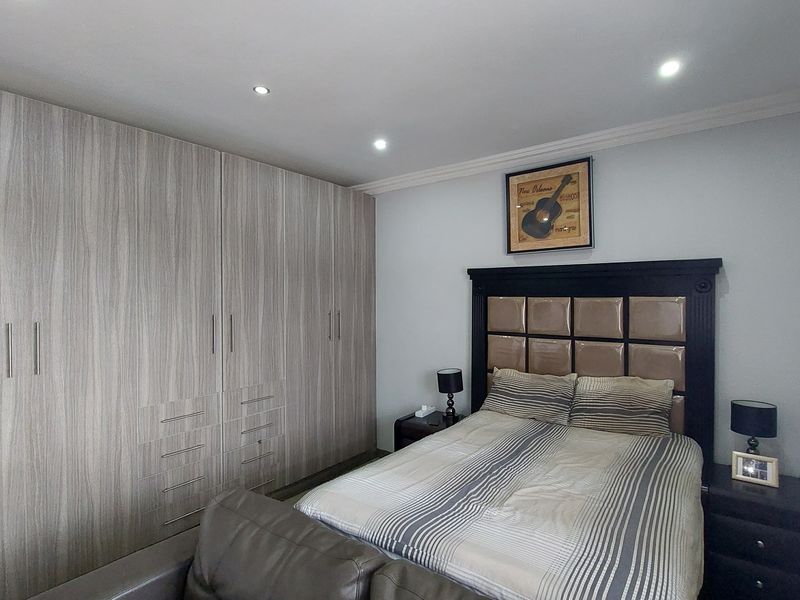 Home with a view - Photo 10