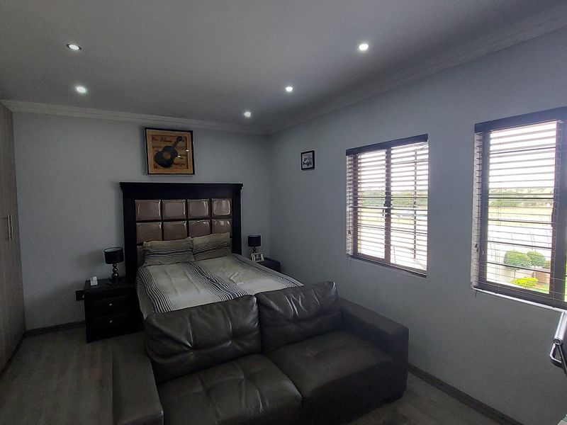 Home with a view - Photo 9