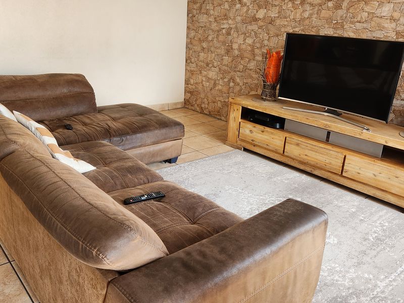 Beautiful home in a safe area of Waterkloof - Photo 6