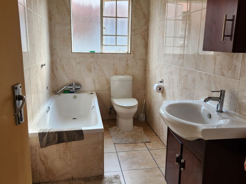 Beautiful home in a safe area of Waterkloof - Photo 10