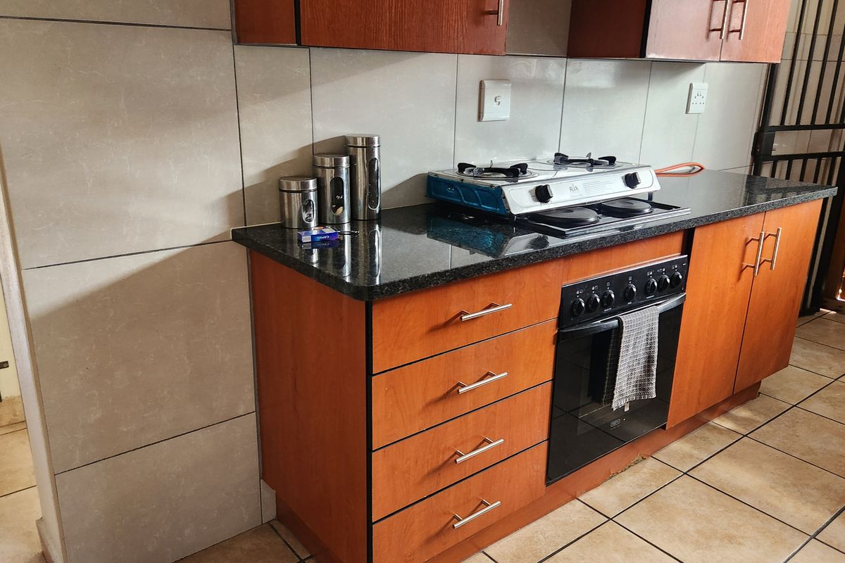 Beautiful home in a safe area of Waterkloof - Photo 3