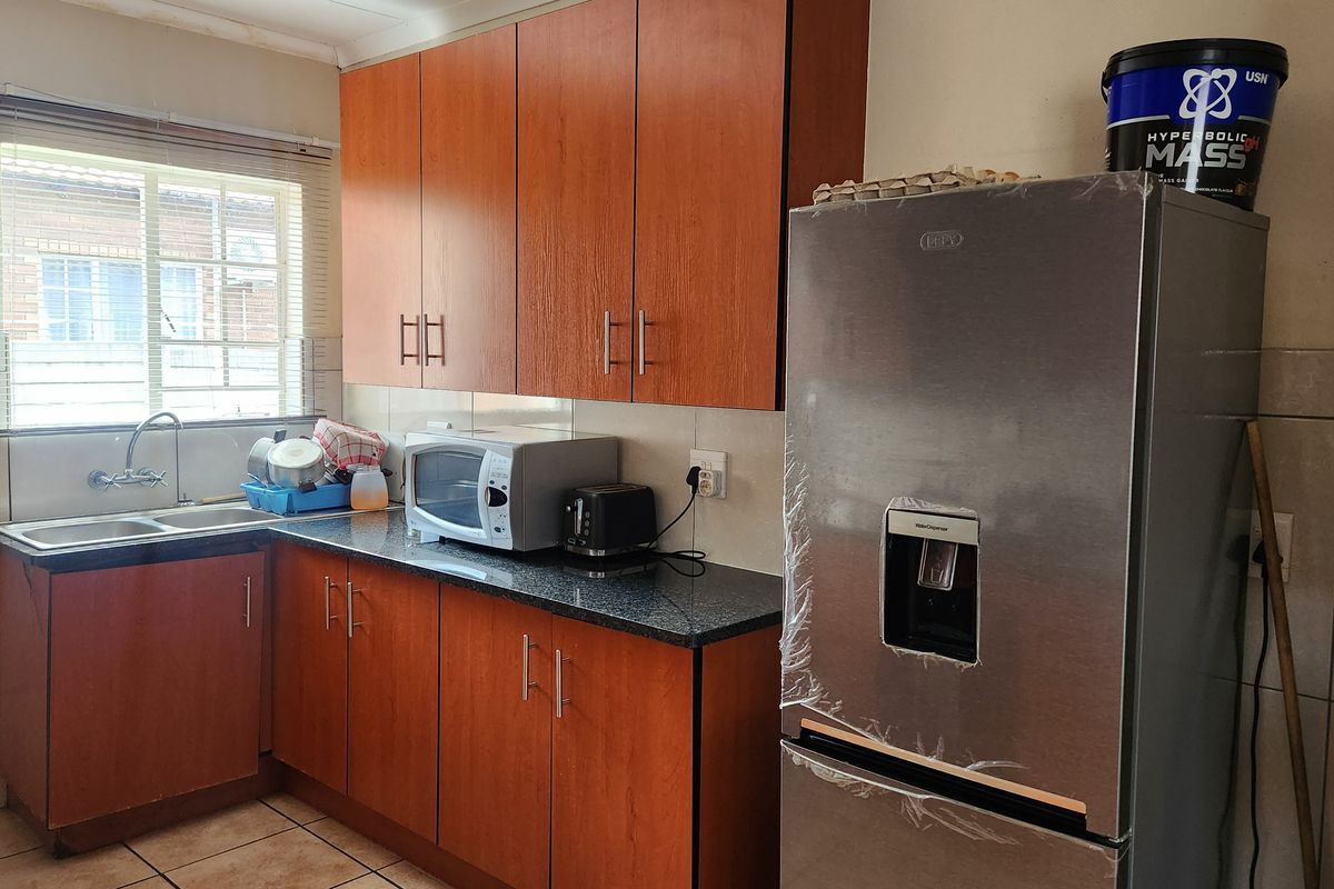 Beautiful home in a safe area of Waterkloof - Photo 2