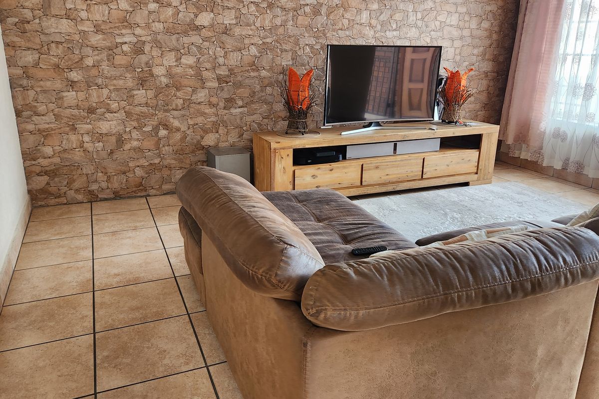 Beautiful home in a safe area of Waterkloof - Photo 5