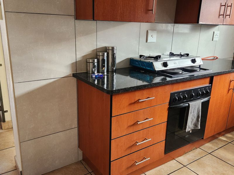 Beautiful home in a safe area of Waterkloof - Photo 4