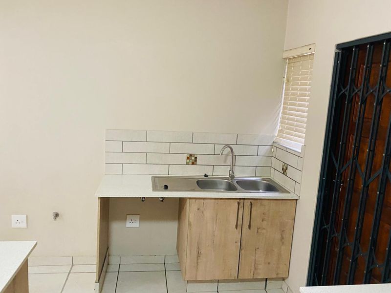 Elegant 3-Bedroom Duplex Townhouse for Sale - Photo 6