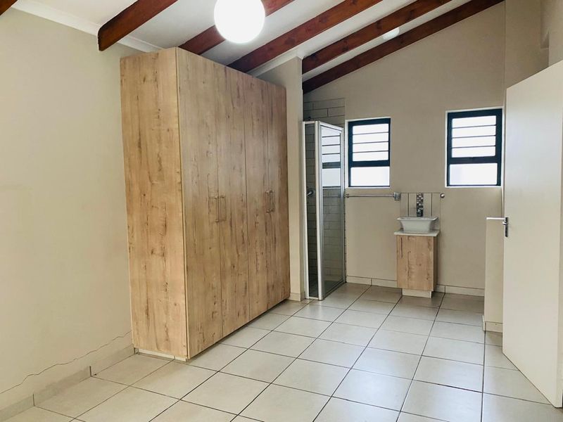 Elegant 3-Bedroom Duplex Townhouse for Sale - Photo 9