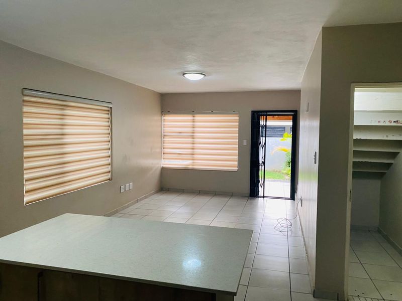 Elegant 3-Bedroom Duplex Townhouse for Sale - Photo 3