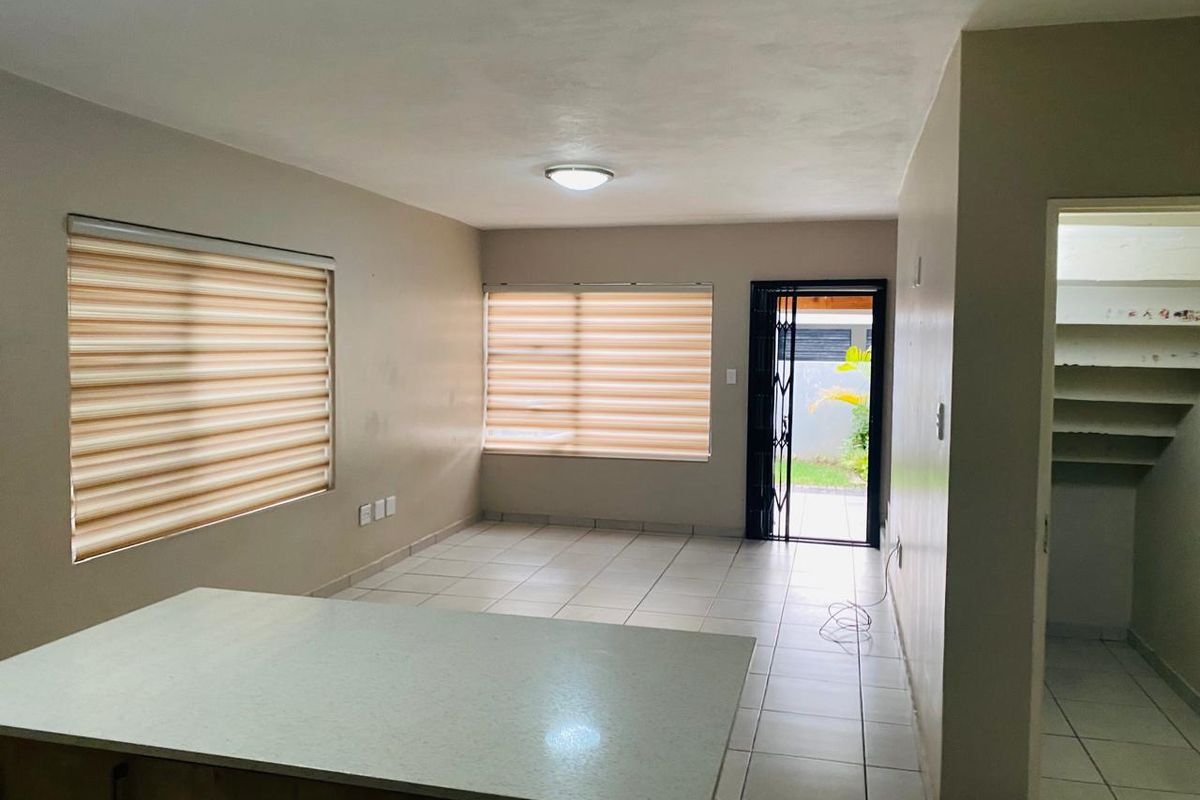 Elegant 3-Bedroom Duplex Townhouse for Sale - Photo 3