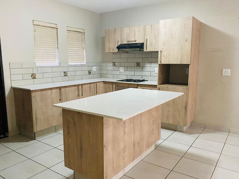 Elegant 3-Bedroom Duplex Townhouse for Sale - Photo 5