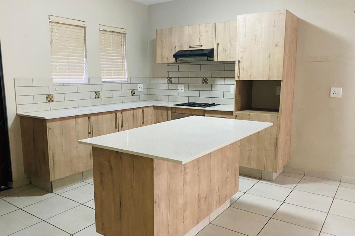 Elegant 3-Bedroom Duplex Townhouse for Sale - Photo 5