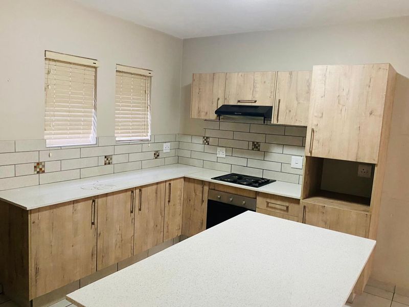 Elegant 3-Bedroom Duplex Townhouse for Sale - Photo 4