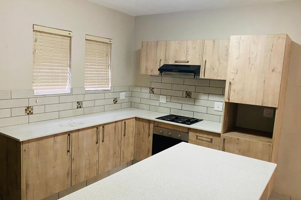 Elegant 3-Bedroom Duplex Townhouse for Sale - Photo 4