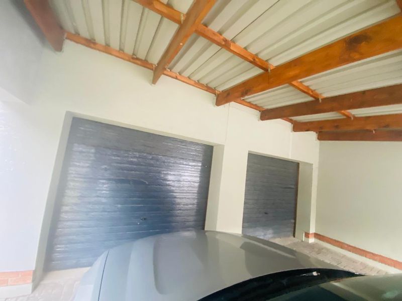 Elegant 3-Bedroom Duplex Townhouse for Sale - Photo 2