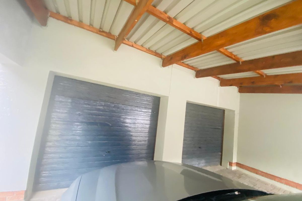 Elegant 3-Bedroom Duplex Townhouse for Sale - Photo 2