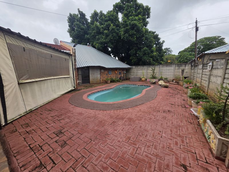 Family home in Mooinooi with lots of potential - Photo 10