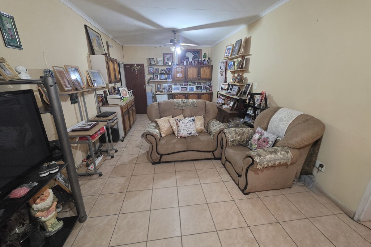 Family home in Mooinooi with lots of potential - Photo 3