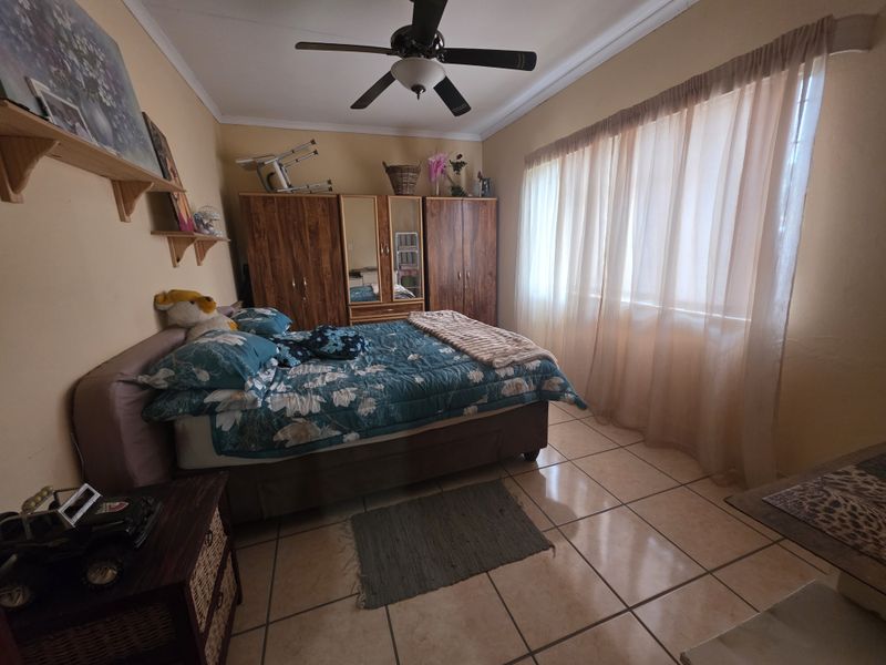 Family home in Mooinooi with lots of potential - Photo 4