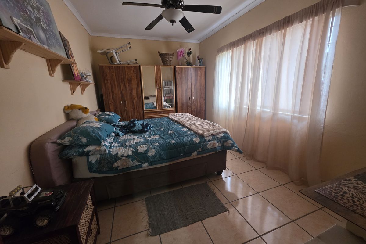 Family home in Mooinooi with lots of potential - Photo 4