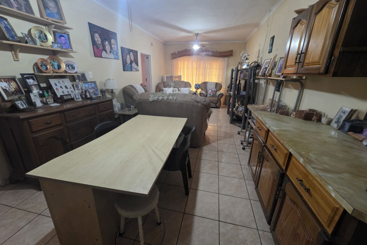 Family home in Mooinooi with lots of potential - Photo 2