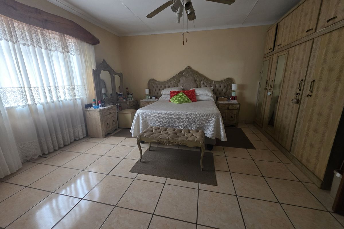 Family home in Mooinooi with lots of potential - Photo 5