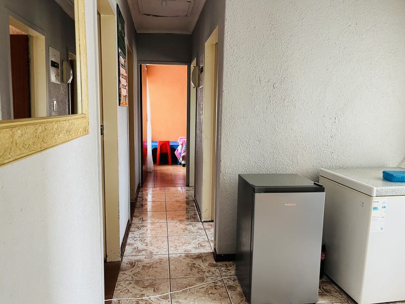 Neat Family Home on a Spacious Yard - Photo 7