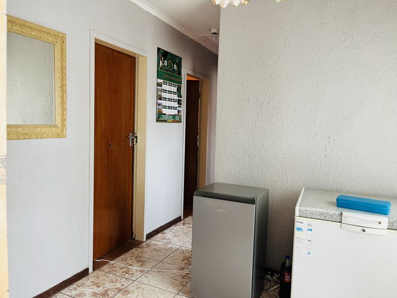 Neat Family Home on a Spacious Yard - Photo 6