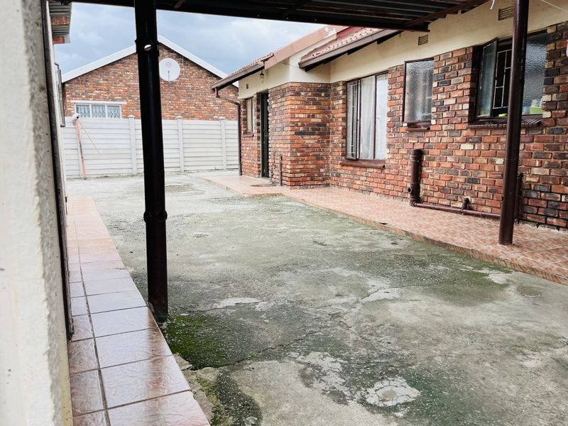 Neat Family Home on a Spacious Yard - Photo 3