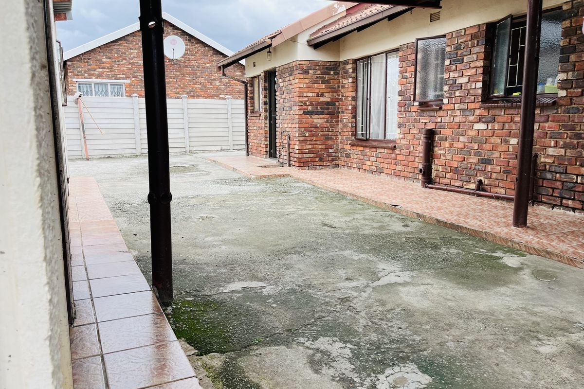 Neat Family Home on a Spacious Yard - Photo 3