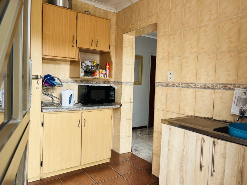 Neat Family Home on a Spacious Yard - Photo 5