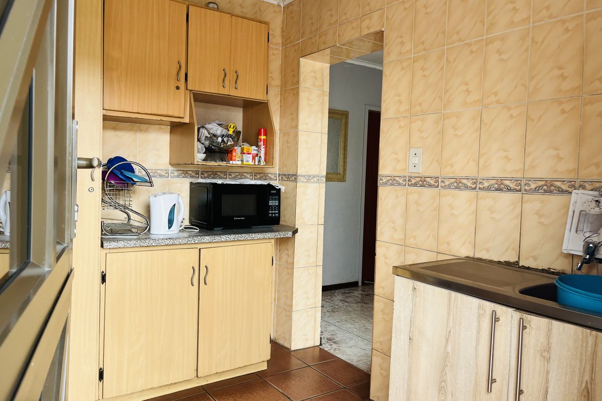 Neat Family Home on a Spacious Yard - Photo 5