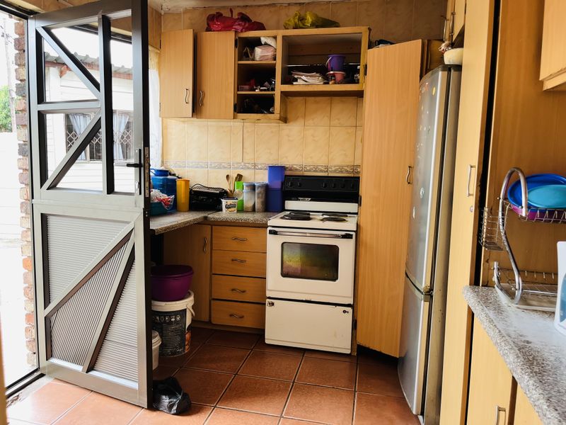 Neat Family Home on a Spacious Yard - Photo 4