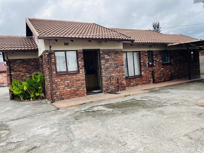 Neat Family Home on a Spacious Yard - Photo 2