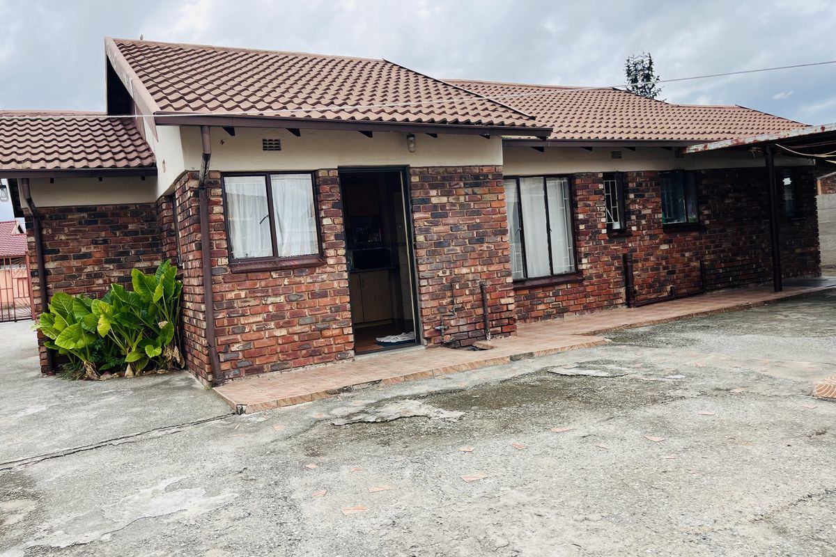 Neat Family Home on a Spacious Yard - Photo 2