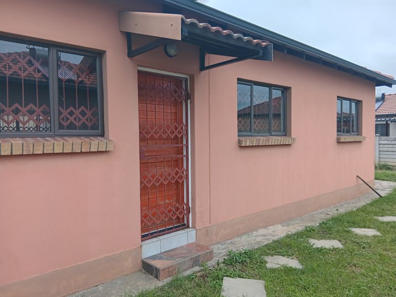 Secure Modern Home - Photo 2