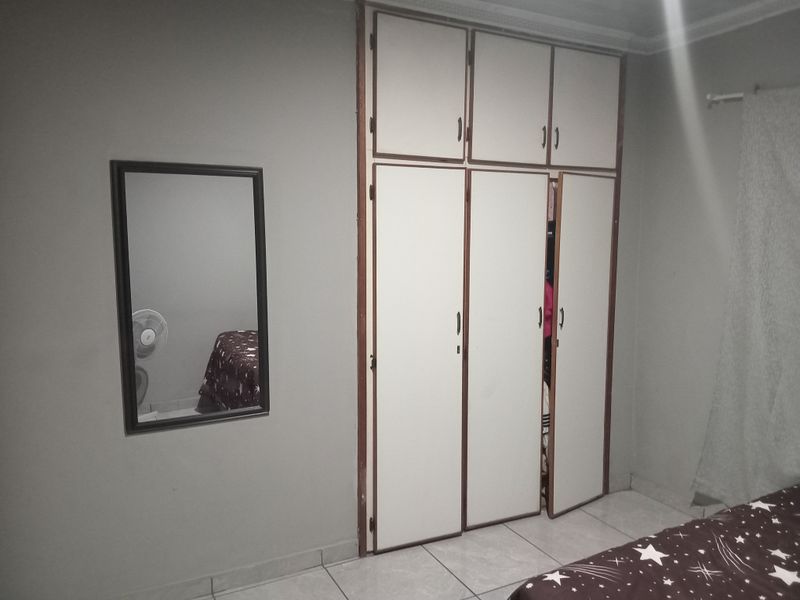 Charming  2-Bed Simplex In Secure Complex - Photo 10