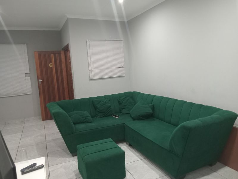 Charming  2-Bed Simplex In Secure Complex - Photo 4