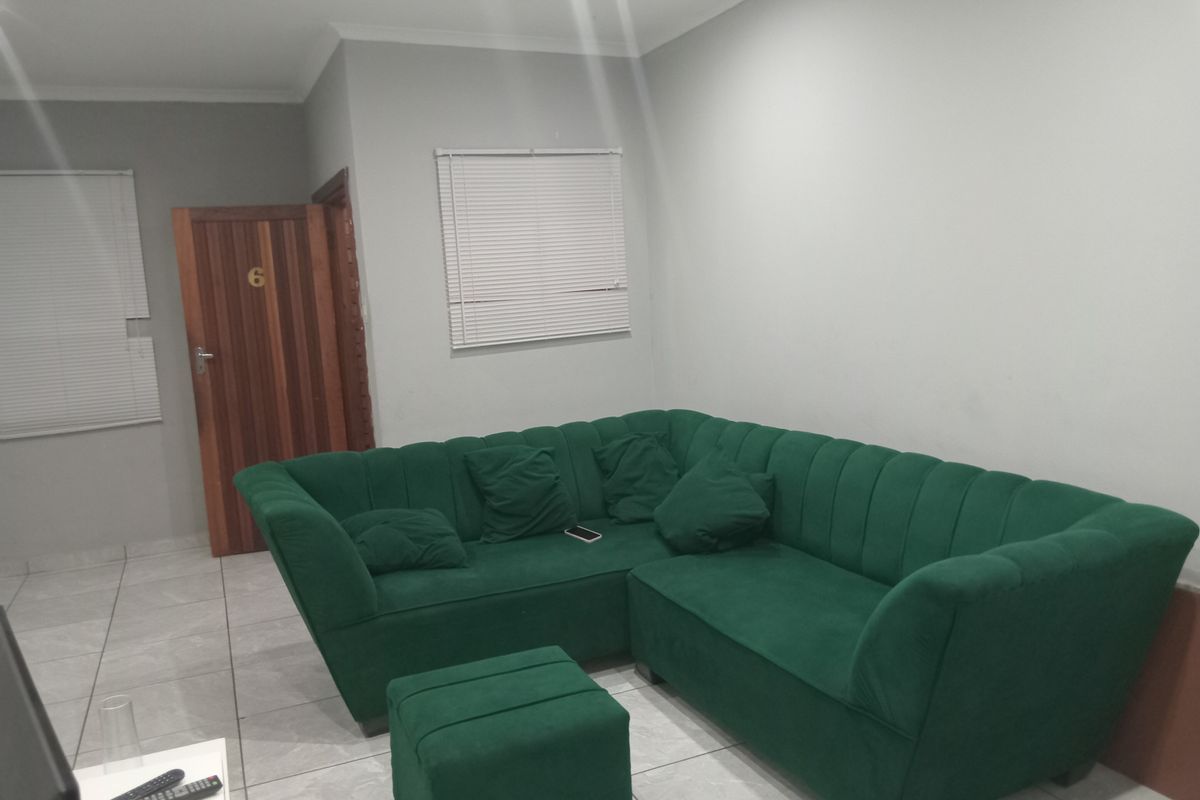 Charming  2-Bed Simplex In Secure Complex - Photo 4