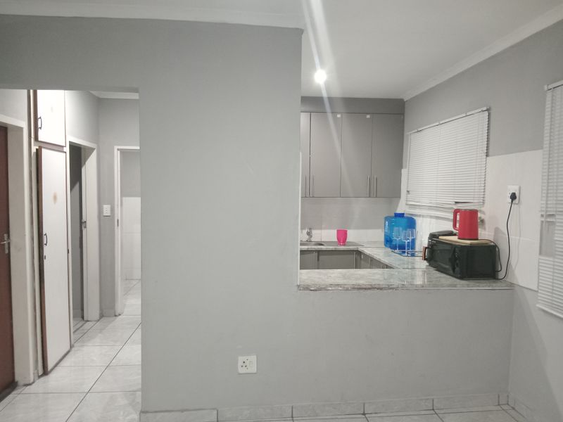 Charming  2-Bed Simplex In Secure Complex - Photo 5