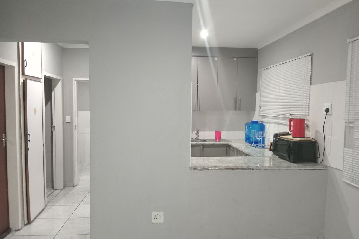 Charming  2-Bed Simplex In Secure Complex - Photo 5