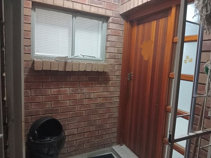 Charming  2-Bed Simplex In Secure Complex - Photo 2