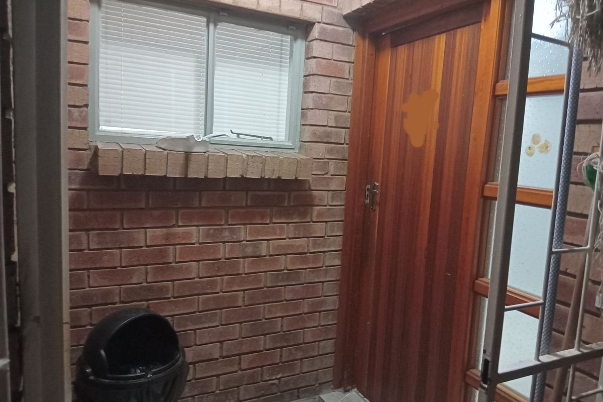 Charming  2-Bed Simplex In Secure Complex - Photo 2