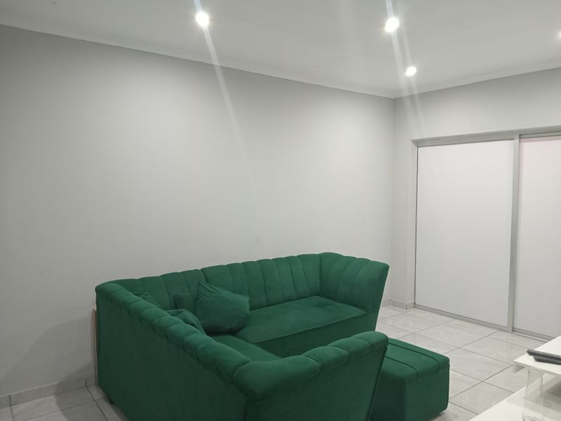 Charming  2-Bed Simplex In Secure Complex - Photo 3