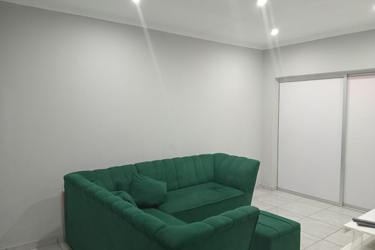 Charming  2-Bed Simplex In Secure Complex - Photo 3