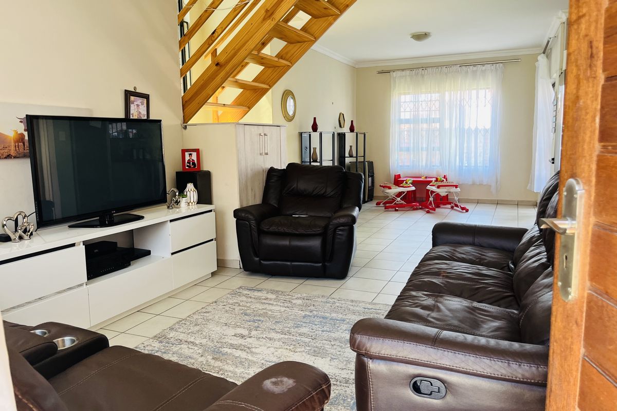 Perfect Family Duplex with Private Garden - Photo 2